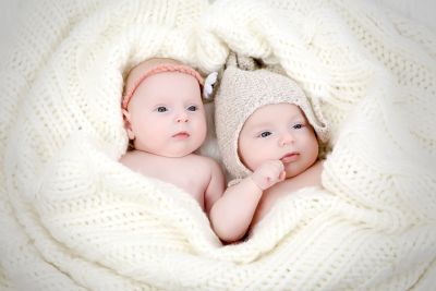 Zwillinge bei Babyfotoshooting Sinzing